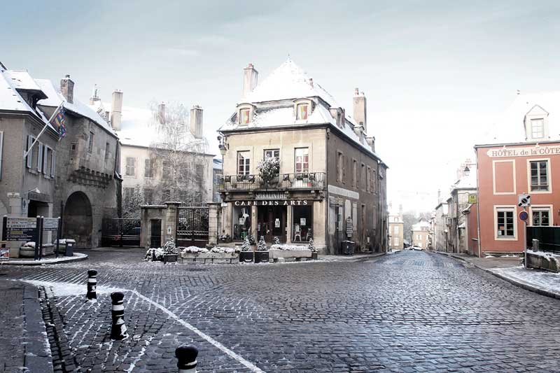 La ciudad de Semur en Borgoña con techos cubiertos de nieve y calle adoquinada helada