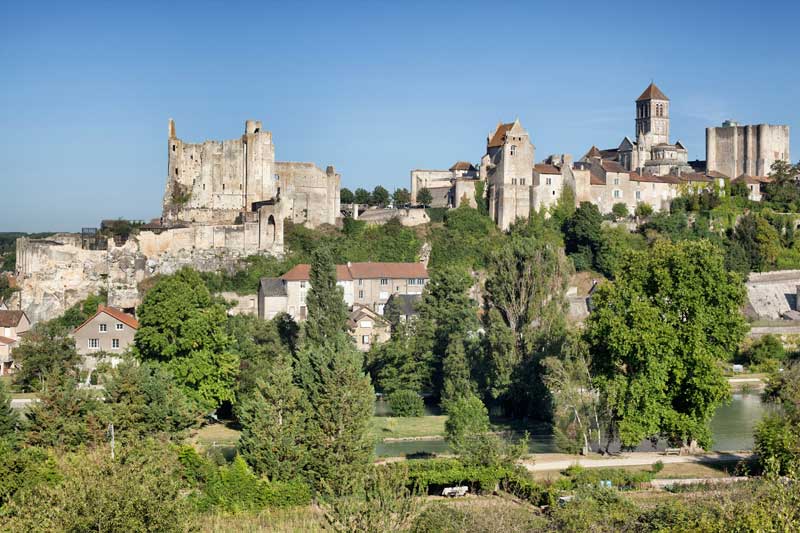 Vistas de un pequeño pueblo dominado por un glorioso castillo de piedra, Chauvigny, Vienne