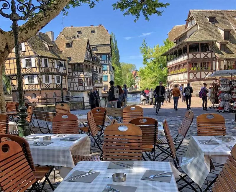 Casas con entramados de madera en una plaza adoquinada en el distrito de Petite France, Estrasburgo, Alsacia
