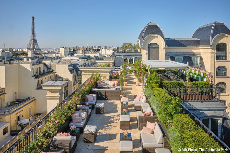 Terraza del hotel Península, en París
