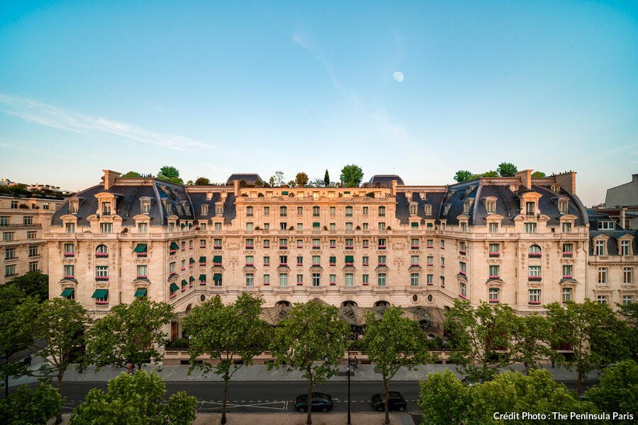 Fachada del hotel Península, en París