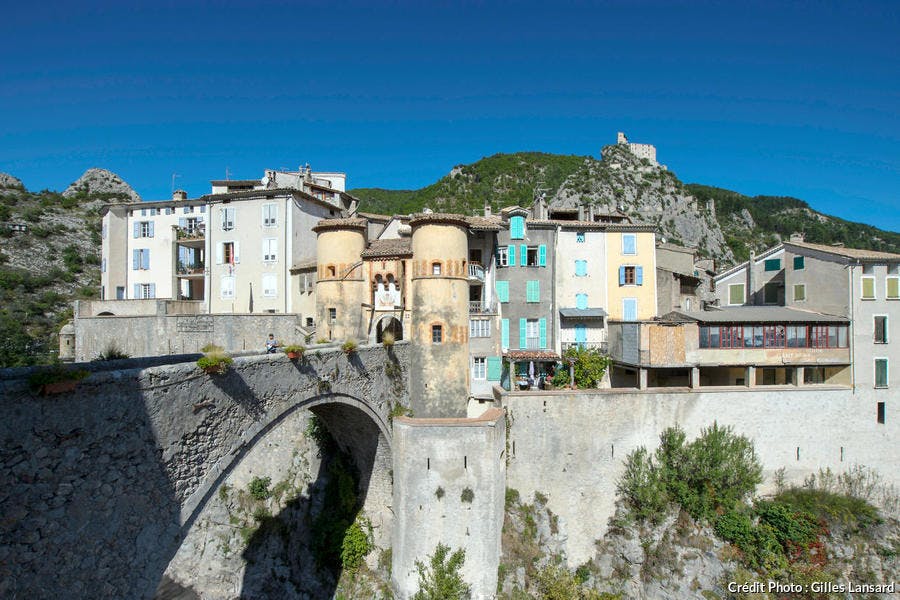 El puente y la puerta real del pueblo de Entrevaux (Alpes de Alta Provenza)