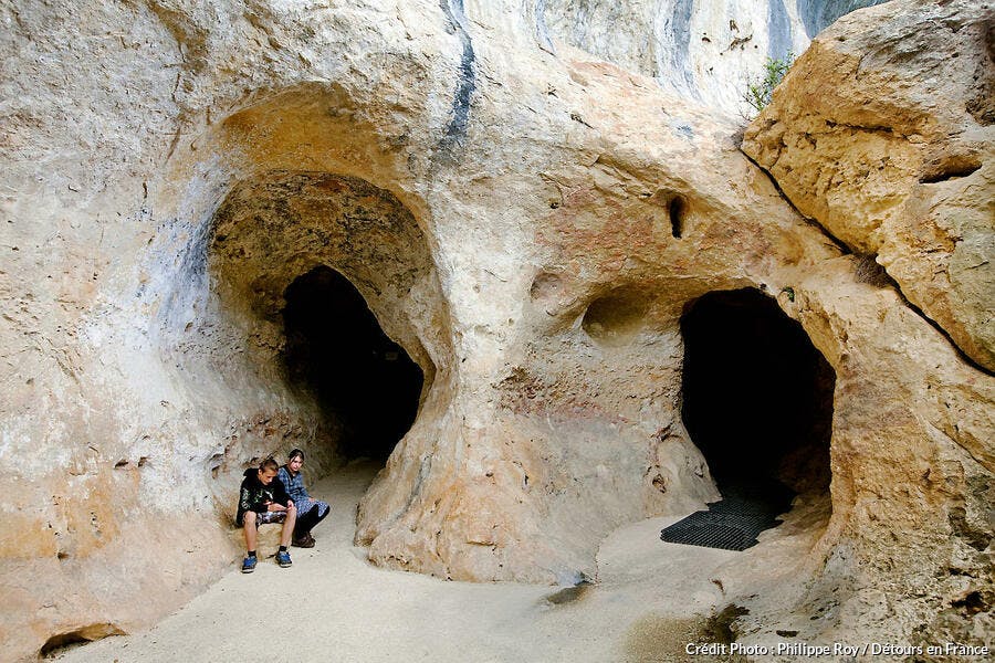 La entrada a la cueva prehistórica de Fond-de-Gaume, en Périgord