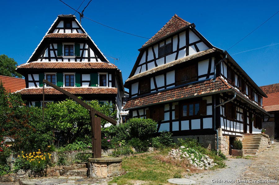 Casas con entramado de madera y pozo con estabilizadores en Hunspach