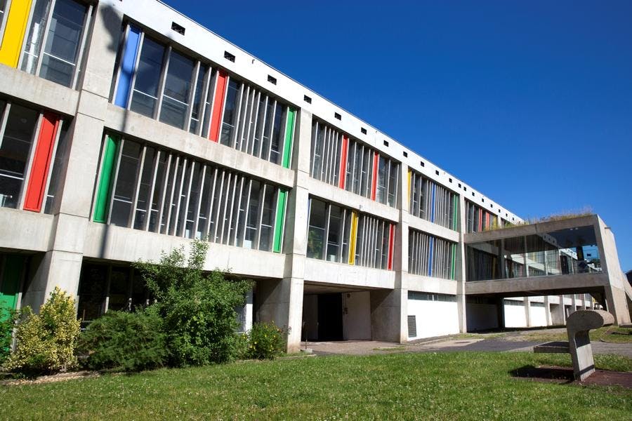 Edificio con fachada colorida de Le Corbusier en Firminy