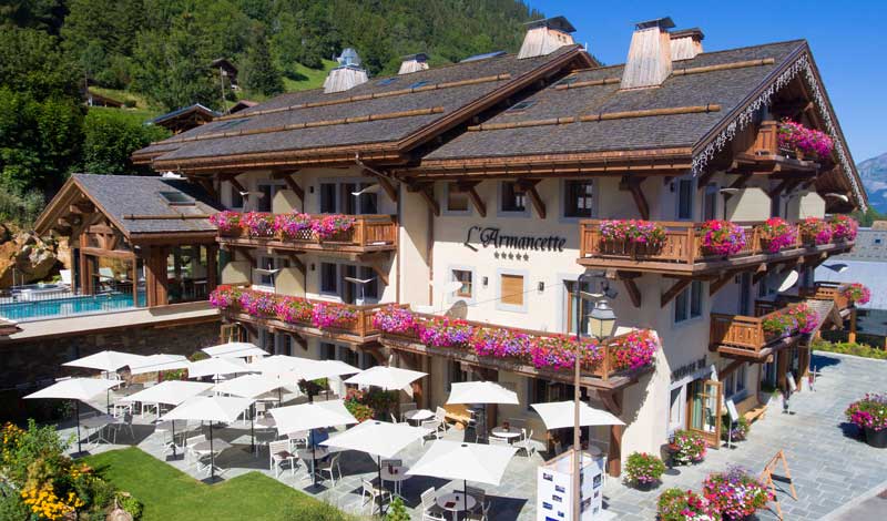 Hotel l'Armancette, ventanas adornadas con flores y majestuosas vistas a las montañas