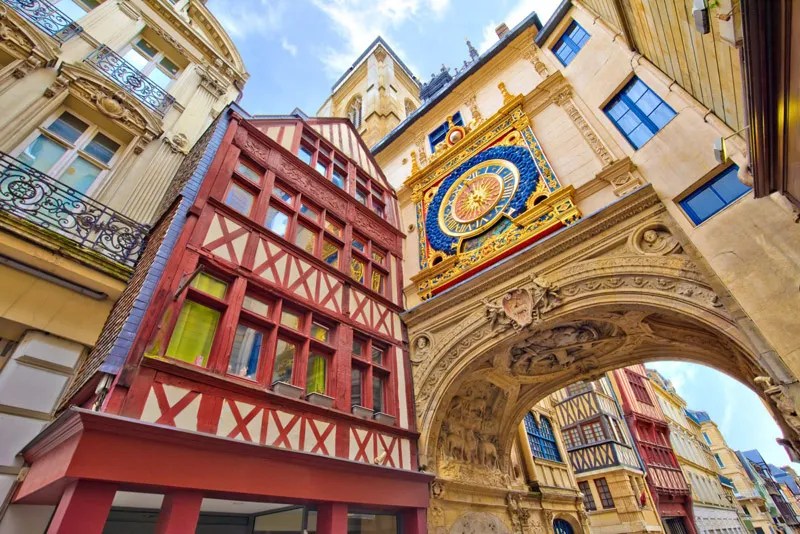 La ciudad de Rouen, en una calle adoquinada bordeada de edificios con entramado de madera, un derroche de color
