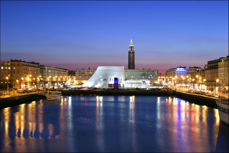 El puerto de Le Havre de noche, brillando con luces de colores