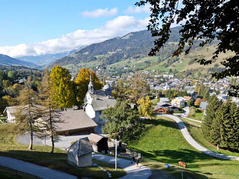 Vistas de Megeve, un pueblo alpino en la base de una montaña en los Alpes franceses