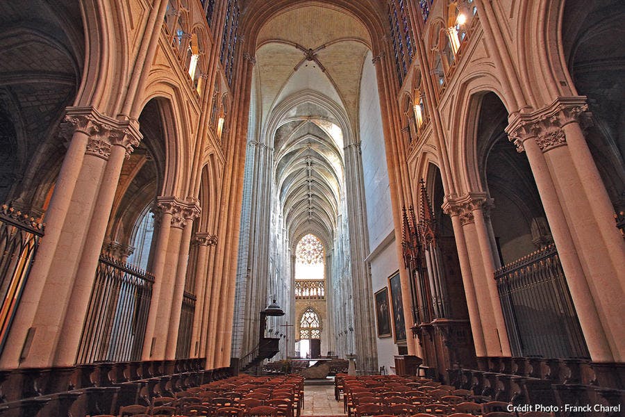 La nave de la catedral de Saint-Gatien