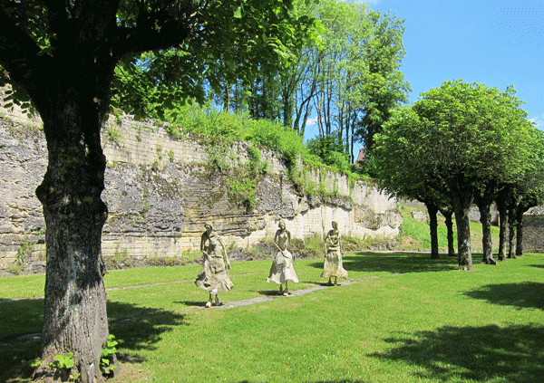 estatuas que reflejan la historia de la Abbaye d'Auberive Haute Marne