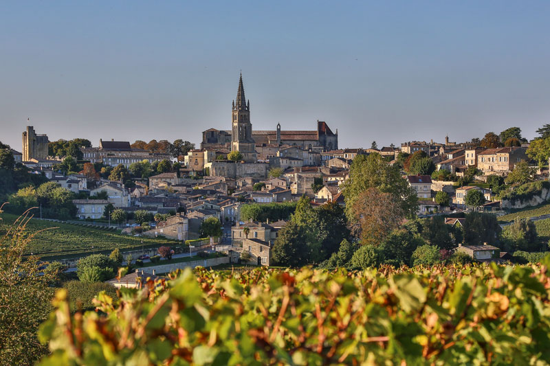 Vista de la ciudad de Saint-Emilion entre los viñedos de Burdeos