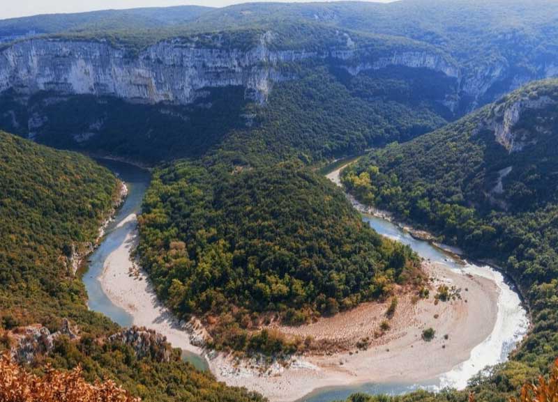 Vista aérea de las gargantas del Ardèche, sur de Francia, acantilados monumentales y canales sinuosos