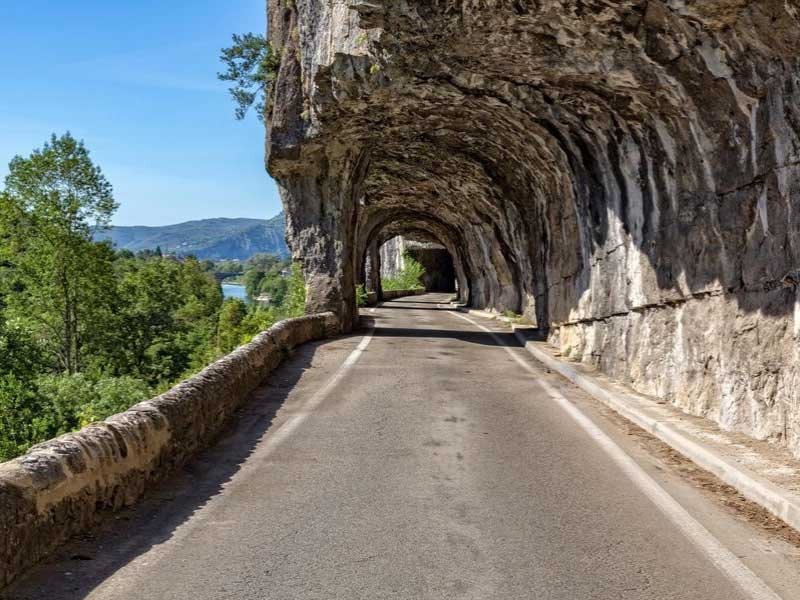 Carretera tallada en un acantilado en las gargantas del Ardèche, en el sur de Francia