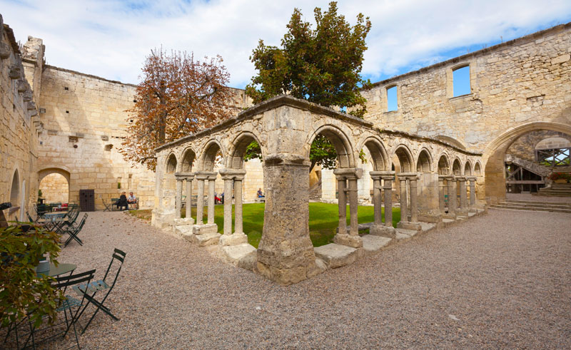 Antiguos claustros de piedra de una antigua iglesia en Saint Emilion.