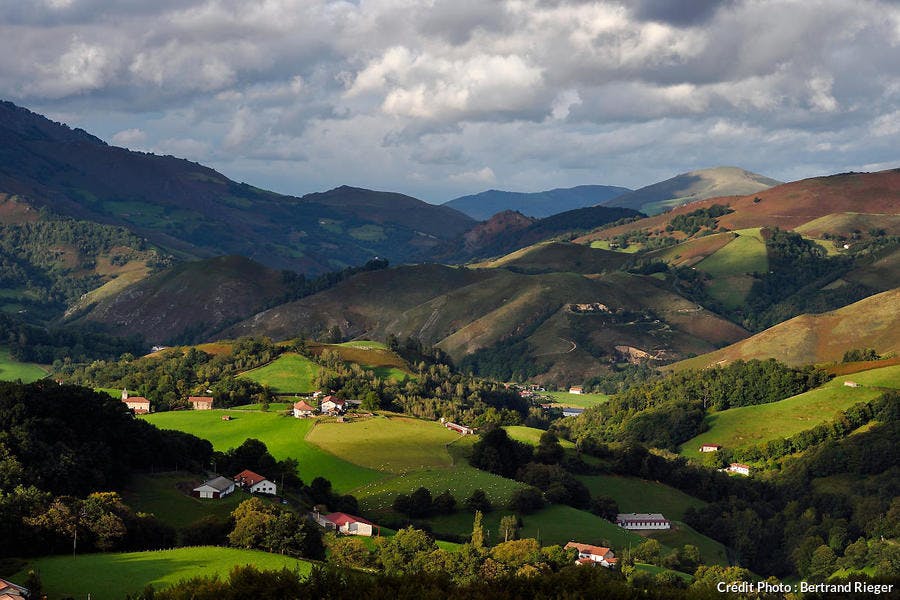 El valle de los Aldudes y el caserío de Esnazu, en el País Vasco