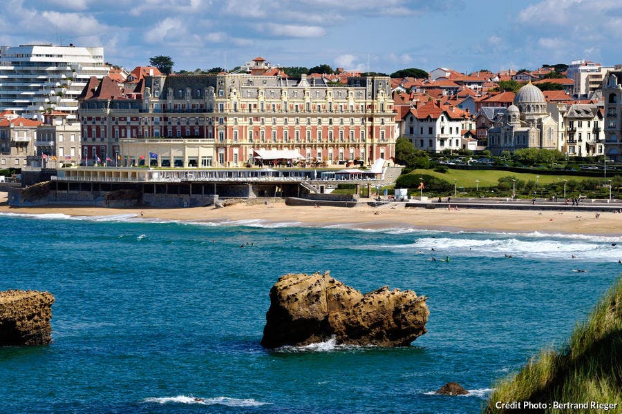 La Grande Plage, la iglesia ortodoxa rusa y el hotel Palais en Biarritz, en el País Vasco