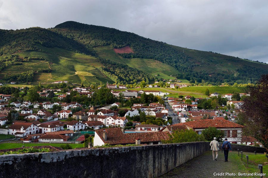 Vista de Saint-Jean-Pied-de-Port y sus colinas, en el País Vasco