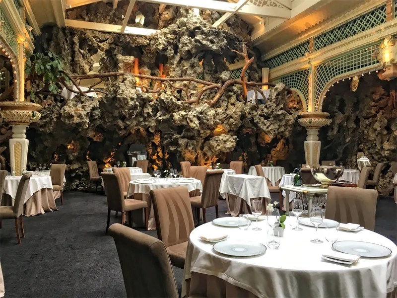 Restaurante de estilo Belle Epoque lleno de tallas de vides en la ciudad de Burdeos