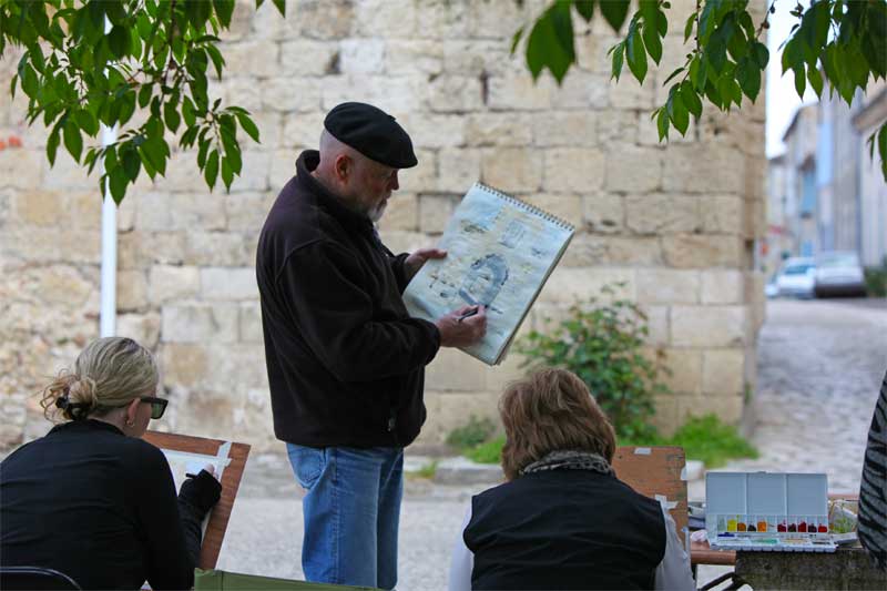 Artista muestra a un grupo cómo dibujar en un taller al aire libre, Gers