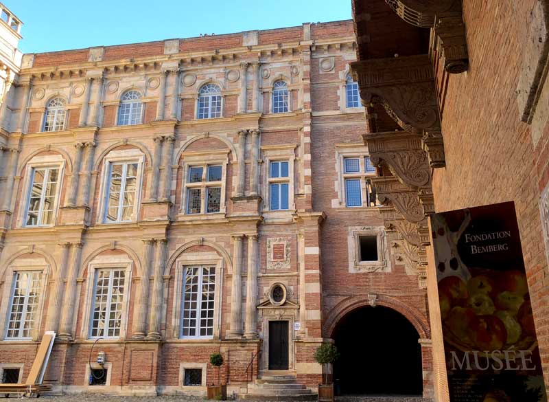 Patio adoquinado de una gran mansión del siglo XVII en Toulouse, ahora Fundación Bemberg