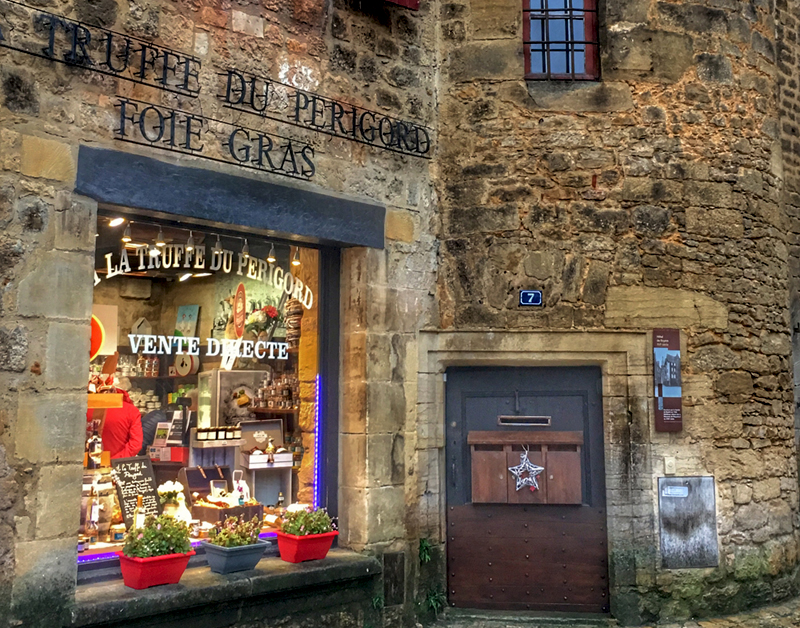 Un colorido escaparate en un edificio antiguo de Sarlat promociona las trufas