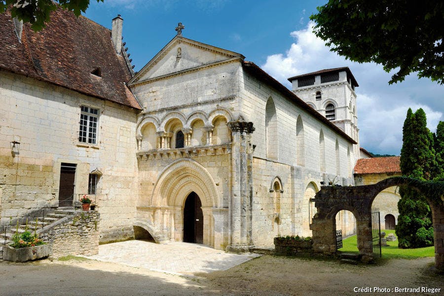 La abadía románica de Chancelade, en Périgord Blanc (Dordoña)