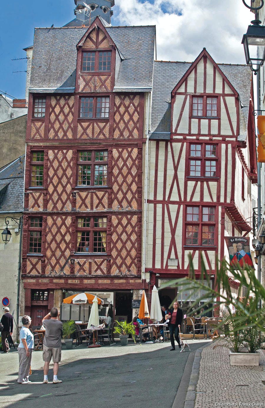 Casas con entramado de madera en el centro de la ciudad de Saumur