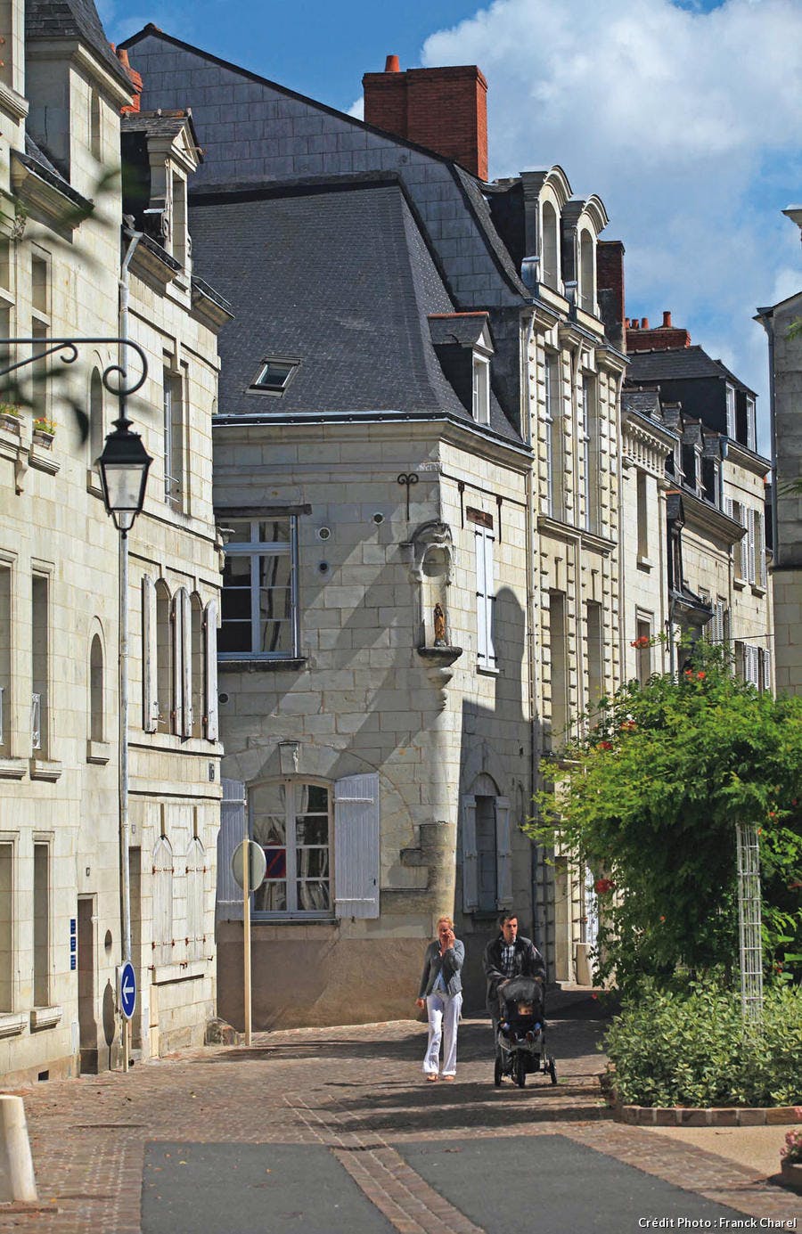 Calle en el centro de Saumur, arquitectura de toba