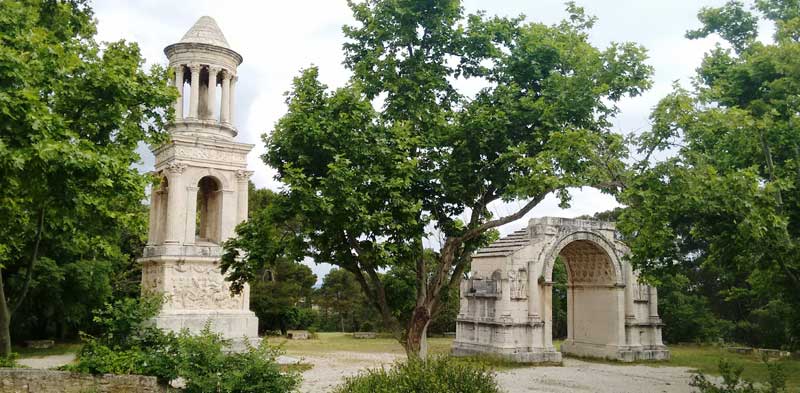 Ruinas romanas, un mausoleo y un arco en Saint-Remy de Provence, Francia