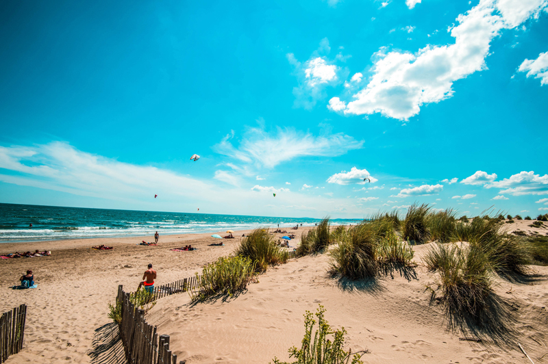 Costa de Montpellier, arena dorada y mar azul turquesa, perfecta para relajarse, nadar y divertirse