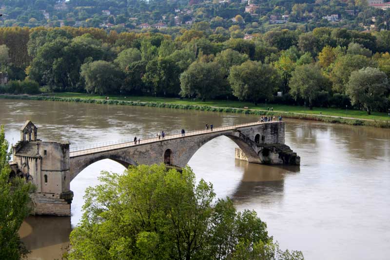 Puente de Aviñón que llega hasta la mitad del río.