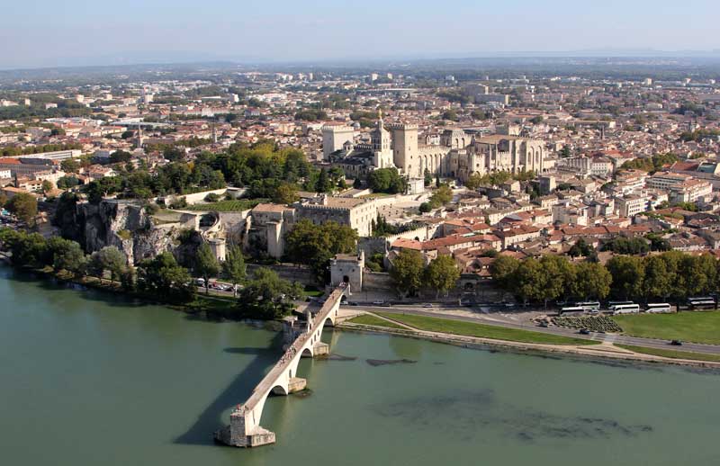 Vista aérea de la ciudad de Aviñón, Provenza, Francia, el enorme palacio de los papas domina la ciudad