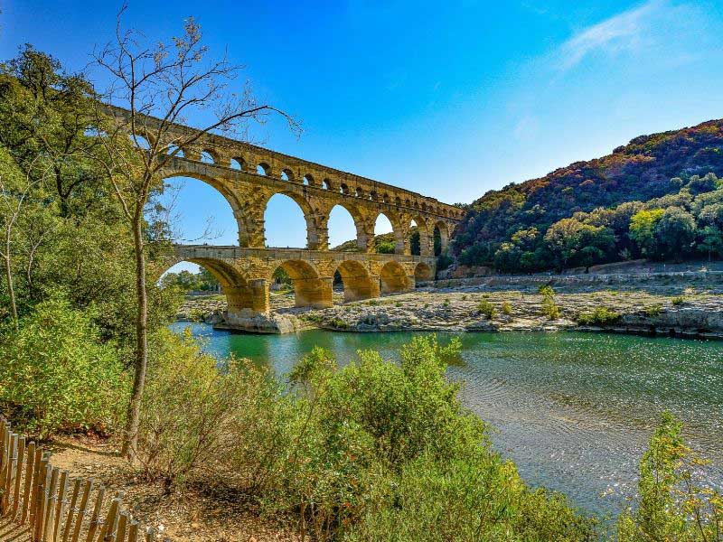 Acueducto romano Pont du Gard sobre un río cerca de Aviñón, Provenza