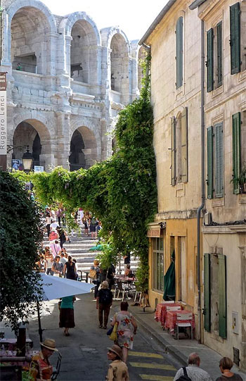 Anfiteatro romano de Arles visto desde una calle lateral