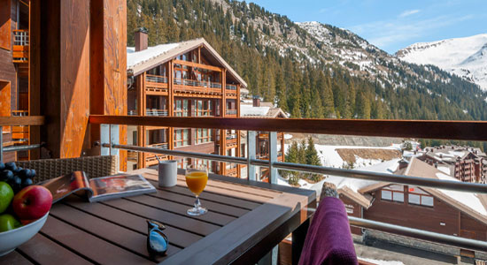 Balcón del apartamento con vistas a las pistas de esquí de los Alpes franceses de Flaine