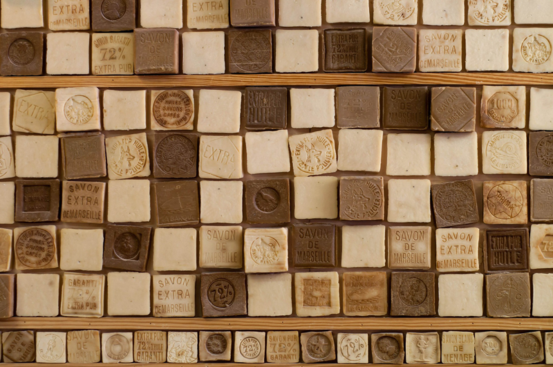 Cientos de pastillas de jabón de Marsella, famosas por sus cualidades naturales.