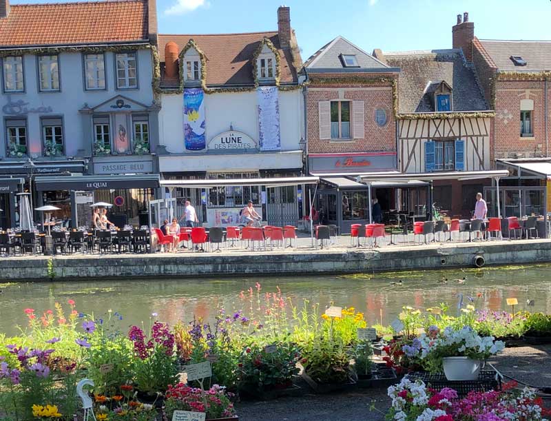 Canal lleno de puestos de mercado en Amiens