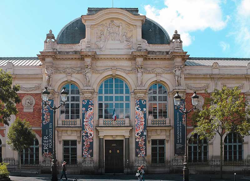 Museo Mobilier Nationale de París, gran entrada de piedra tallada y techo abovedado