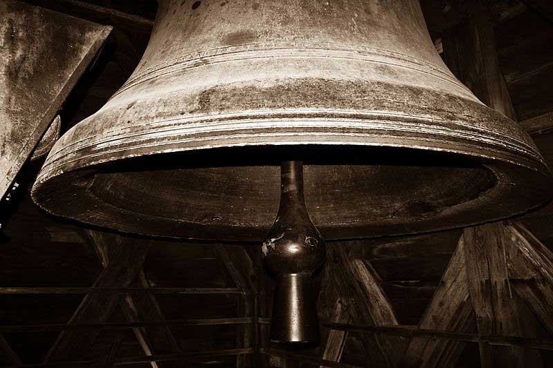 Campana de metal gigante que cuelga del techo de la Catedral de Notre-Dame, París
