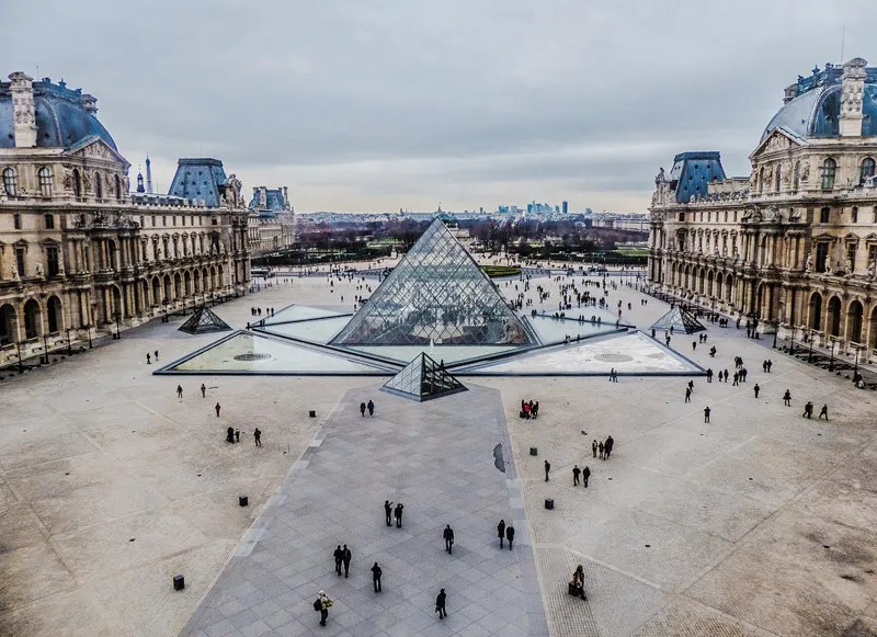 Vista sobre el Louvre y la Pirámide de París