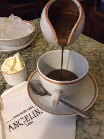 Se vierte chocolate caliente de una jarra en el salón de té Angelina en París