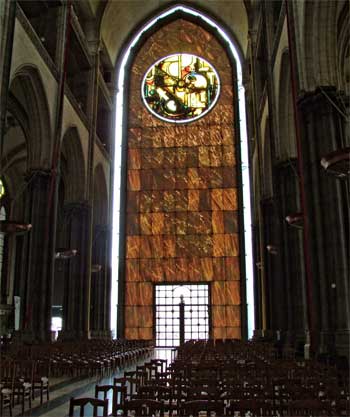 Fachada de mármol finamente tallado de la catedral de Lille, tan delgada que el sol la atraviesa para iluminar la nave