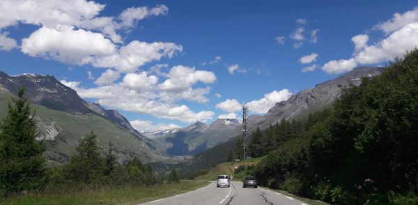 Conduciendo por el Col du Mont-Cenis en los Alpes franceses