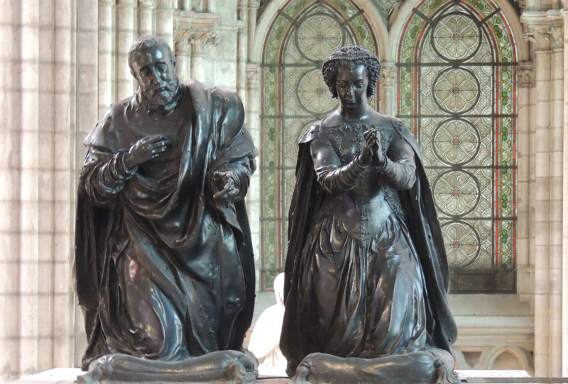 Estatuas de mármol negro de una pareja rezando en la basílica de Saint-Denis París