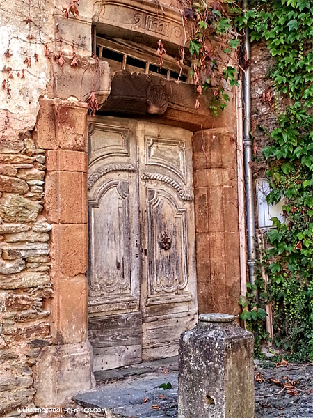 puerta-del-pueblo-antiguo-de-conques