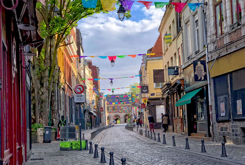 Calle de Lille adornada con banderines de colores 