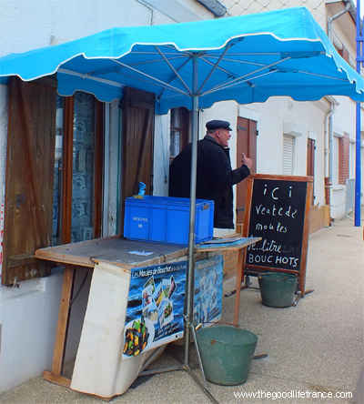 Pescador vendiendo pescado desde su casa le crotoy francia