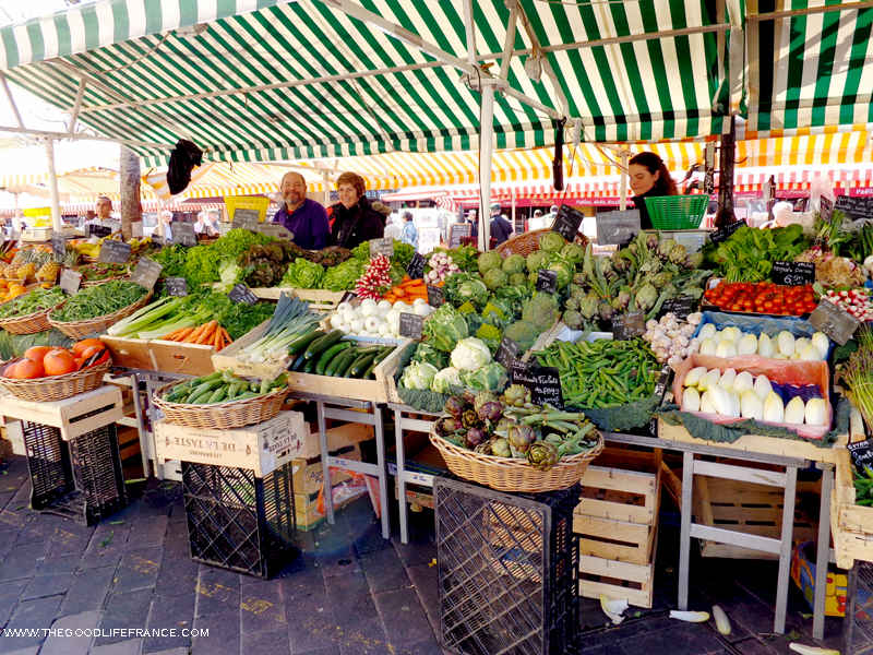Por supuesto saleya Bonito puesto en el mercado vendiendo verduras.