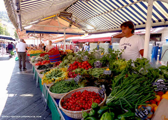 Puesto de venta de verduras en el mercado francés